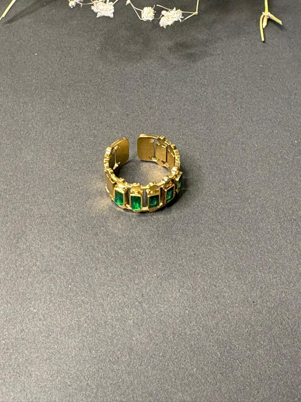 Emerald Link Gold Ring